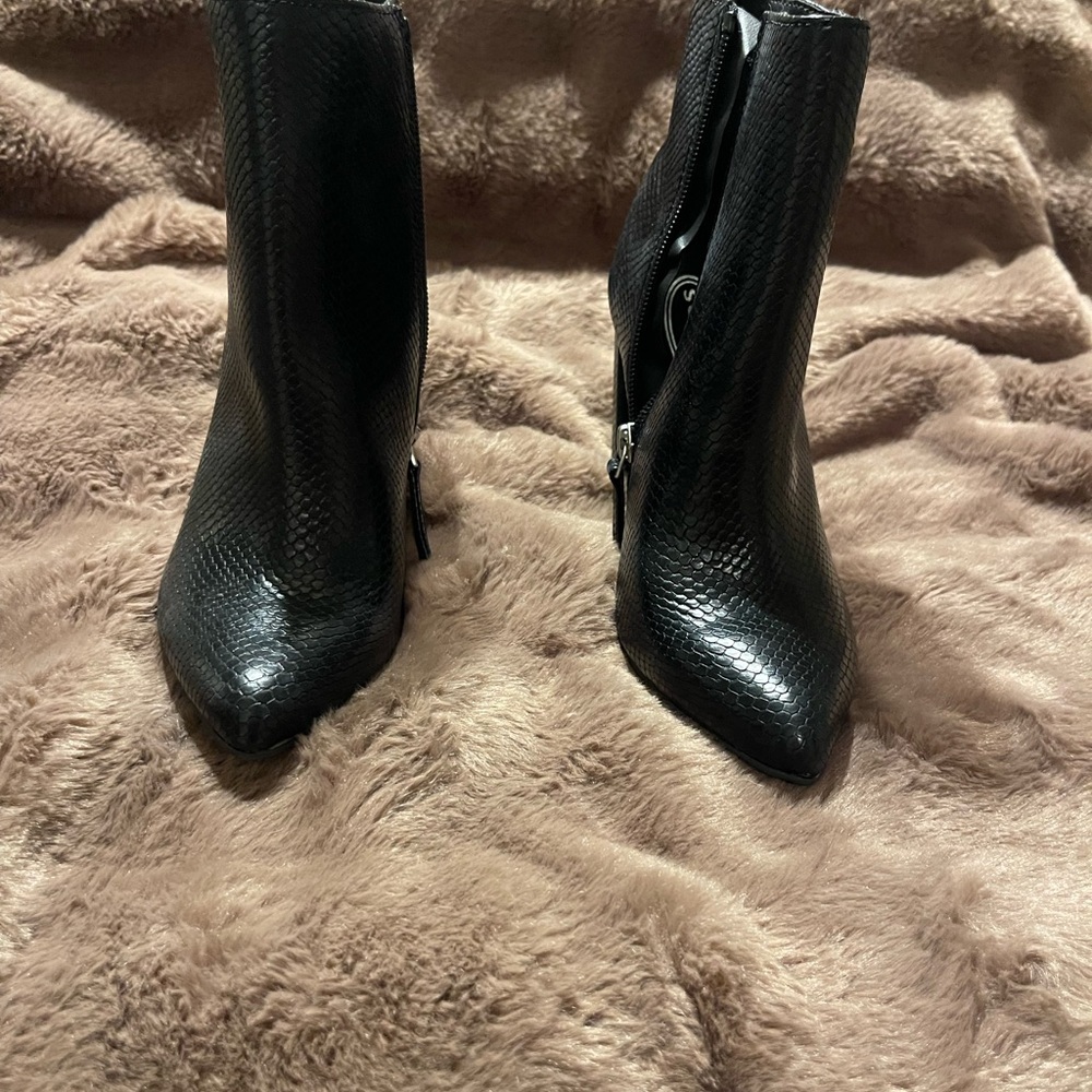 Elegant Black Textured Heeled Boots